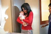 Ein Instinkt rät Cuddy (Lisa Edelstein), das Baby im Schwesternzimmer zu suchen. Dort findet sie das Kind von Sarah und das Krankenhaus kann wieder geöffnet werden ...