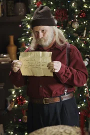Der angebliche Santa Claus (Gordon Clapp) zeigt Melinda einen Brief von einen frustrierten Jungen, dessen größter Wunsche es ist, endlich wieder mehr Zeit mit seinem Vater verbringen zu können ...