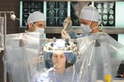 Dr. Taub (Peter Jacobson, l.) und Dr. Chase (Jesse Spencer) nehmen bei Abby (Cali Frederichs, vorne) einen komplizierten Eingriff vor.