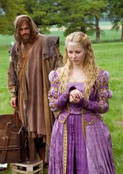 Der als Spielmann verkleidete Prinz Richard (Ken Duken) und Prinzessin Isabella (Jasmin Schwiers).