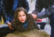 Nina (Marie-Ernestine Worch) wird von Zivilfahndern beim Drogenschmuggel für Ruth und Mareike geschnappt und verhaftet.
