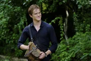 Using a cell phone and soccer ball, Angus MacGyver (Lucas Till) and the team must find a Navy SEAL, who is believed to be alive in captivity in the Middle East.