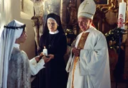 Feierliche Aufnahmezeremonie für Novizin Gina (Donia Ben-Jemia, l.) mit Bischof Rossbauer (Horst Sachtleben, r.) und Mutter Oberin (Rosel Zech, M.).