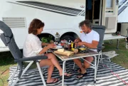 Andreas (63, r.) und Britta (58) frühstücken auf einem Campingplatz nahe Monopoli vor ihrem Wohnauflieger. Es ist der letzte Halt ihrer Reise.