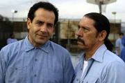 Mr. Monk (Tony Shalhoub, l.) lernt im Gefängnis seinen Mithäftling Spyder Rudner (Danny Trejo, r.) kennen.