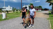 Britta (58, l.) und Andreas (63) sind gerade auf dem ersten Stellplatz ihrer Reise angekommen und erkunden den Platz. Er liegt in Pompeji.