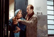 Markowski (Frank Röth, rechts) beschwatzt eine alte Dame (Illa Hedergott), um sich unauffällig Zutritt zu einem Haus zu verschaffen. Färber nimmt an, Markowski wolle sich ein neues Opfer suchen.