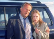 Kriminalhauptkommissar Kehler (Wolfgang Bathke) kümmert sich um Saskia (Theresa Scholze), die nach der Amokgefahr mit Eddi ausser Gefahr ist.