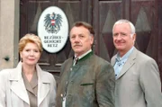 v.li.: Julia Laubach (Christiane Hörbiger), Bürgermeister Reidinger (Franz Buchrieser), Arthur Laubach (Peter Bongartz).