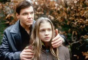 Larry Breuer (Max Hopp) entführt am hellichten Tag Micha Bergmann (Nadine Fano). Gemeinsam mit seinem Bruder Ole kann er das Kind unbemerkt auf dessen Schulweg abfangen.
