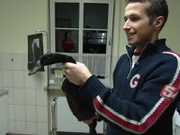 Willi Weitzel beim Besuch in der Tierklinik bei der Kleintiersprechstunde, wo eine Laufente mit ihrem Wehwehchen wartet.