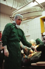 Willi Weitzel im Operationssaal in der Tierklinik.