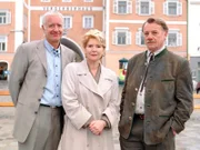 v.li.: Arthur Laubach (Peter Bongartz), Julia Laubach (Christiane Hörbiger), Bürgermeister Reidinger (Franz Buchrieser).