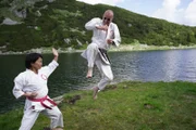 Masako und Ossi Stock trainieren Karatedo am Ziereiner See
