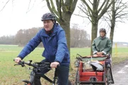 Hubert (Bernhard Ulrich, links) muss wohl oder übel Sascha (Eisi Gulp, rechts) auf seinem Rad abschleppen.