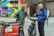 Sascha (Eisi Gulp, links) ist wenig begeistert, als Hubert (Bernhard Ulrich, rechts) mit einem E-Bike zur Radtour aufkreuzt.