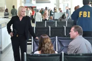Avery Ryan (Patricia Arquette) befragt die Passagiere Willa Hart (Rachael Kathryn Bell) und Robert Hart (Colby French).
+++