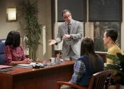(v.l.n.r.) Janine Davis (Regina King); Präsident Siebert (Joshua Malina); Amy Farrah Fowler (Mayim Bialik); Sheldon Cooper (Jim Parsons)