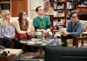 (v.l.n.r.) Bernadette (Melissa Rauch); Amy Farrah Fowler (Mayim Bialik); Sheldon Cooper (Jim Parsons); Leonard Hofstadter (Johnny Galecki)