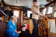 Notfall an Bord: Als der Kapitän (Jochen Nickel, Mitte) umkippt übernehmen Nora (Tanja Wedhorn, li.) und Max (Bernhard Piesk, re.) das Steuer.