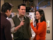 Friends "Das Eheversprechen". Im Bild: Chandler (Matthew Perry, M.) und Monica (Courteney Cox Arquette) wollen den Rest der Clique an der Nase herumführen. Joey (Matt LeBlanc) ist davon nicht begeistert.