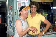 Atze Schröder (re.) begrüßt Otto Waalkes in der RTL-Comedy-Serie "Alles Atze" als Gaststar in einer kleinen Rolle im Vorspann.