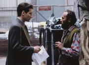 Mulder (David Duchovny, l.) sucht in Atlantic City überall nach Hinweisen auf den so genannten Jersey-Teufel. Aber kann der Obdachlose Jack (Hrothgar Matthews, r.) ihm wirklich weiterhelfen?