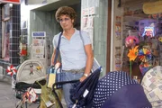 Vielleicht werden es ja auch Zwillinge oder sogar Drillinge? Atze (Atze Schröder) ist vollkommen überfordert angesichts des Kinderwagen-Angebotes.