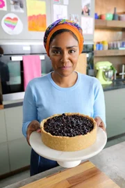 Nadiya Hussain mit Marmeladen-Roly-Polys.