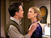 Friends "Das Eheversprechen". Im Bild: Phoebe (Lisa Kudrow) will testen, ob Chandler (Matthew Perry) ihren Verführungskünsten erliegt.