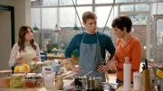 Mit Merles (Anja Franke) und Frankas (Birthe Wolter) Hilfe schafft Marvin (Maurice Pawlewski) es, die Kuchen für das Carlas fertigzustellen.