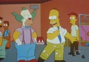 Homer (re.) nimmt bei Krusty Clown-Unterricht.
