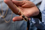 Eine Halskette aus Fidschi-Perlen.