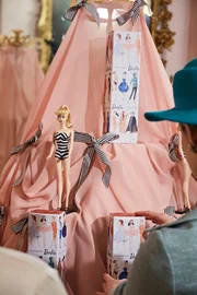 Nach einer geglückten Werbekampagne wird Barbie zum Erfolgsschlager: Über 300.000 Exemplare werden allein im ersten Jahr verkauft!