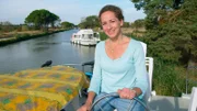 Moderatorin Tamina Kallert ist mit dem Hausboot auf dem Canal du Midi unterwegs.