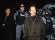 Bonhoff (Wolfgang Krewe, li.) und Glaser (Britta Schmeling) sind sich nicht sicher, wie der Entführer auf den Polizeieinsatz reagieren wird.