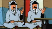 Die Detektive Schulz (l.) und Schultze (r.) begeben sich zum Lieferanten der Krabbendosen, um nähere Untersuchungen über ihn anzustellen.