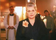 Uschi (Barbara Freier) auf dem Weg zum Altar (li.hi. Peter Beck als Pater Alfons Groth).