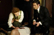 Dr. Ogden (Hélène Joy) untersucht die Leiche von Amos, während Detective Murdoch (Yannick Bisson) zusieht.
