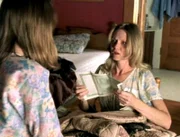 Olivia (Kelsey Mulrooney) und ihre Tochter Kallie (Cinta Rae) entdecken Geld und Wertpapiere in der Steppdecke der Grossmutter.