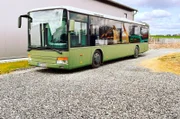 Der 12 Meter lange Schulbus ist neulackiert und wird von Familie Rudolf zum Campingbus umgebaut