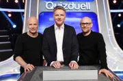 Moderator Jörg Pilawa (M.) begrüßt die Kandidaten des Teams "TV-Helden": Christian Berkel (Schauspieler, l.) und Jürgen Vogel (Schauspieler, r.).