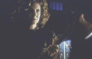 Joyce Summers (Kristine Sutherland) eilt ihrer Tochter Buffy zu Hilfe, die gegen eine Horde von Vampiren kämpfen muss.