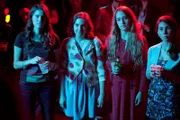 Marnie Michaels (Allison Williams, l.), Hannah Horvath (Lena Dunham, m.l.), Jessa Johansson (Jemima Kirke, m.r.) und Shoshanna Shapiro (Zosia Mamet, m.r.)
