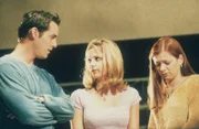 Xander (Nicholas Brendon, l.), Buffy (Sarah Michelle Gellar, M.) und Willow (Alyson Hannigan, r.) machen mit ihrer Klasse einen Museumsbesuch. Plötzlich verschwindet ein Mitschüler …