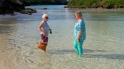 Heidrun Topp und Barbara Kallenbach im kristallklaren Wasser der Bermudas.