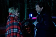 Kommissar Heldt (Kai Schumann) kommt der verstörten Antonia Lange (Katrin Jaehne) nachts auf der einsamen Waldstraße zu Hilfe: Sie ist überzeugt davon, jemanden angefahren zu haben.
