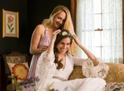 Jessa (Jemima Kirke, l.) kümmert sich um den Brautschmuck ihrer Freundin Marnie (Allison Williams, r.) und hilft ihr dabei, den großen Tag zu genießen.