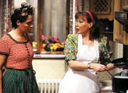 Gerdi (Gerda Steiner, li.) schaut sich die Gulaschsuppe von Silvie (Petra Auer) an, denn jeder weiß, dass Silvie nicht kochen kann.
