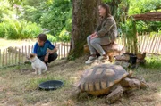 Sam (Yann Cosack, links) und Toni (Anna Malner, rechts) nutzen eine wahrsagende Riesenschildkröte für ihre ganz eigenen Fragen. Hat Sam Chancen bei der hübschen Zoe?